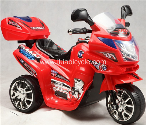 Baby elektrische Fahrt auf dem Motorrad