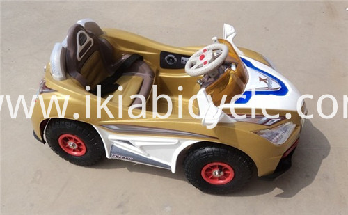 Fahren auf Spielzeugautos für Kinder